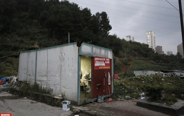 實(shí)拍農(nóng)民工集裝箱夫妻房，18平集裝箱能住5人，價(jià)格低心滿意足！