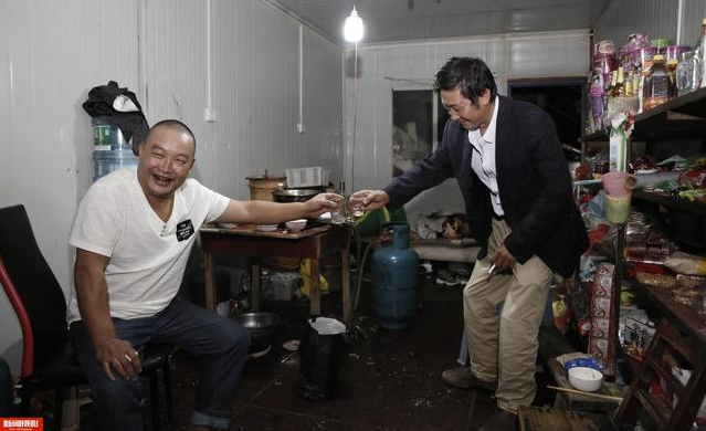 實(shí)拍農(nóng)民工集裝箱夫妻房，18平集裝箱能住5人，價(jià)格低心滿意足！