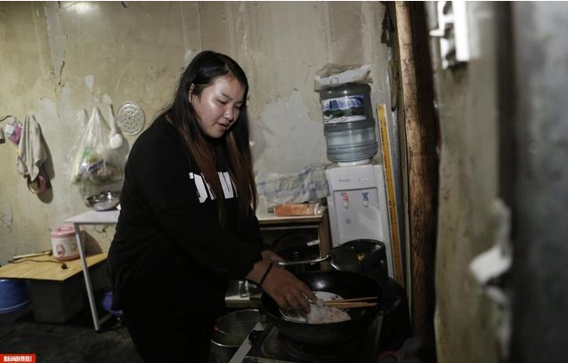 實(shí)拍農(nóng)民工集裝箱夫妻房，18平集裝箱能住5人，價(jià)格低心滿意足！