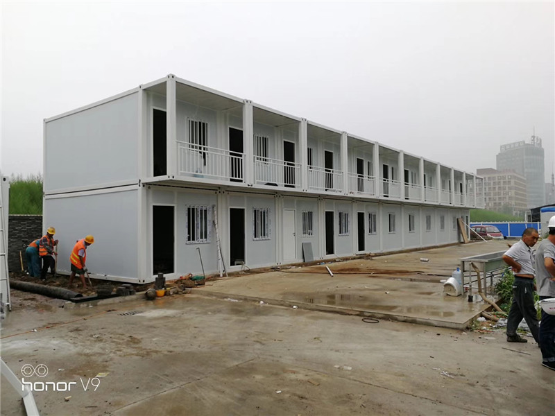 集裝箱活動房基于標(biāo)準(zhǔn)鋼材底盤之上，可以衍生出許多組合空間